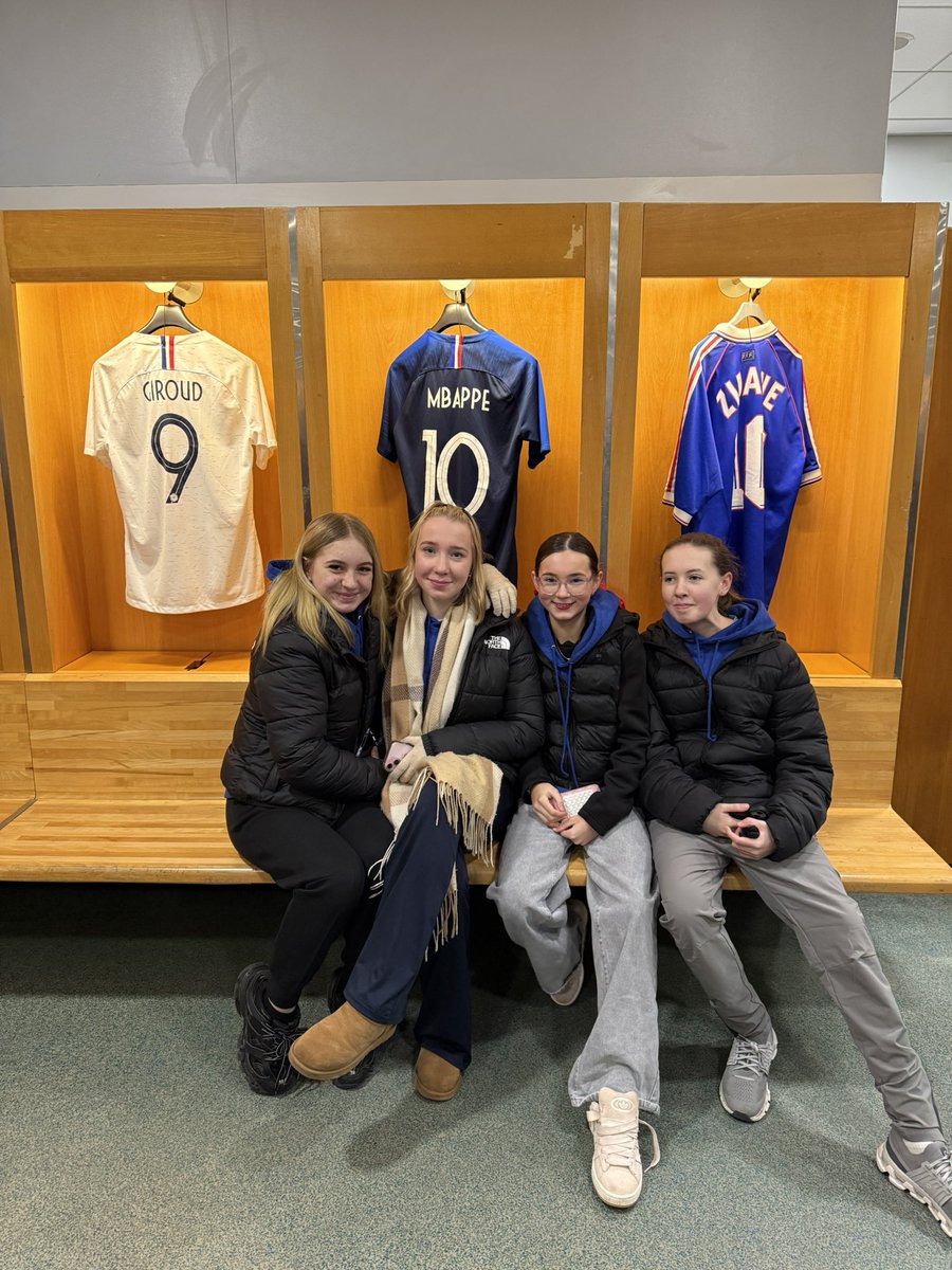 Day 4 of the 2nd Year Paris Trip kicked off  with an exciting tour of the iconic Stade de France where the students got to explore behind the scenes of this legendary stadium! From the locker rooms to the pitch, everyone was in awe of the scale and history of the place.
