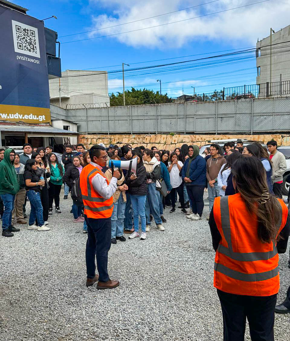 #Macrosimulacro2025 🚨
¡Preparados para cualquier emergencia! 📢 Nuestro Campus Zona 4 formó parte del Macrosimulacro Municipal 2025 y las evacuaciones simultáneas en la Ciudad de Guatemala.
Tu seguridad es nuestra prioridad🦺. <a href="/AVEMuniGuate/">AVE MuniGuate</a> <a href="/muniguate/">MuniGuate</a>  
#UDV  #EvacuaciónSegura