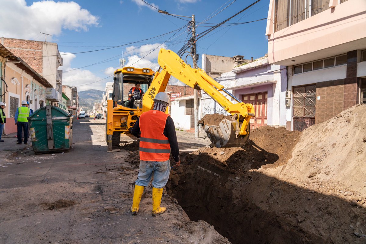 rbbaaldia's tweet photo. El @MuniRiobamba en coordinación con la #Emapar inició la construcción del colector García Moreno, una obra clave para mejorar el sistema de alcantarillado y prevenir inundaciones en la ciudad.
🚧 Se recomienda a la ciudadanía tomar precauciones en la zona de intervención. https://t.co/g98h6UegdF