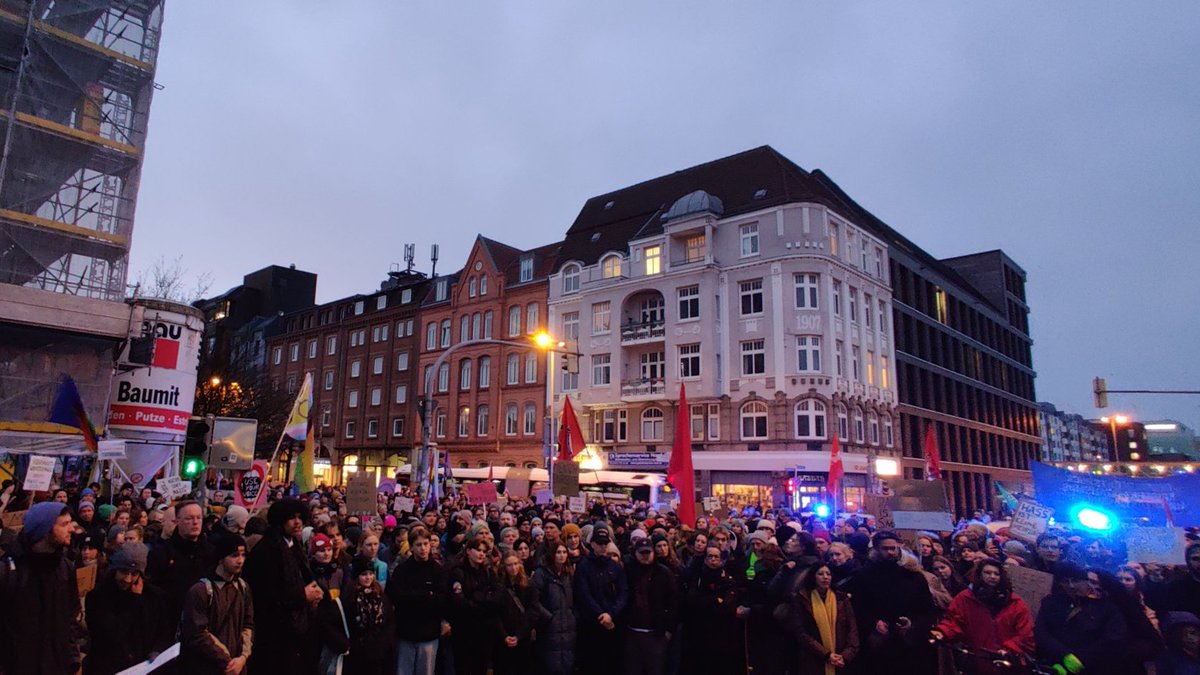 6. É muito importante que as manifestações sigam e cresçam, afinal Merz insiste com a sua agenda contra a imigração e com a ideia de que não há nenhum problema em aprová-la em acordo com a AfD. Política que é criticada até por Angela Merkel, ex-Chanceler, que também é filiada à
