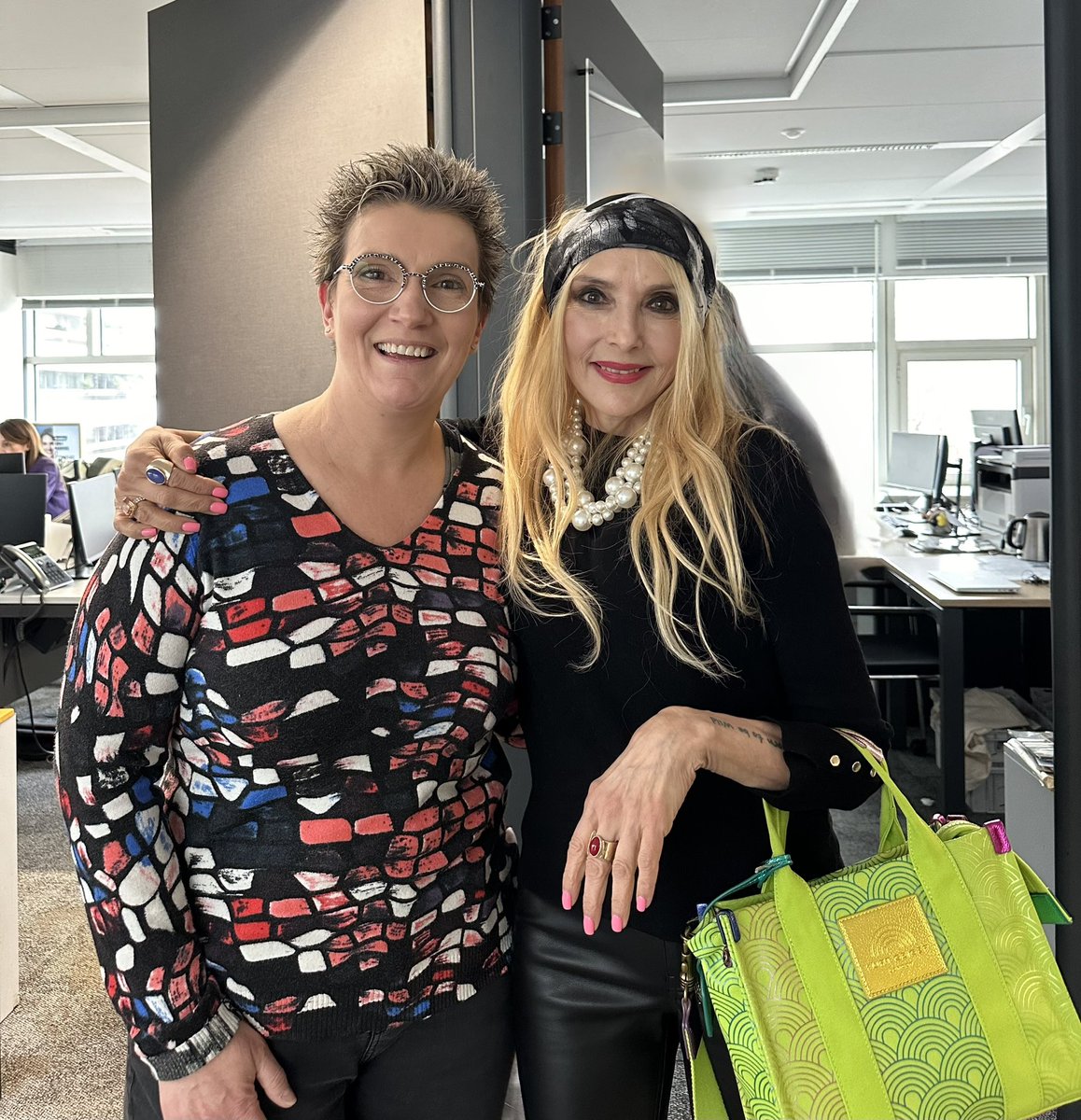 Sandra_BAUD's tweet photo. Quel bonheur Jeanne de te revoir ce matin à @Europe1  et quel moment suspendu pour moi qui te suis depuis 40 ans…
Une femme et une artiste au grand cœur et un moment gravé à jamais ! 
Tout simplement MERCI @JeanneMasNews 🙏♥️🖤
Rendez-vous au Trianon 🔥 https://t.co/QX4xY7rlKN