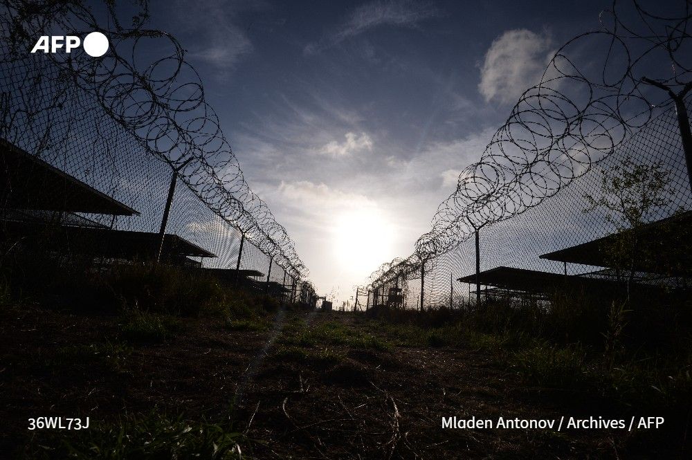 afpfr's tweet photo. 🇺🇸 Etats-Unis:  les premiers vols transportant des migrants clandestins vers la base militaire américaine de Guantanamo, sur l'île de Cuba, "sont en cours", a annoncé la porte-parole de la Maison Blanche #AFP https://t.co/LlZEUl7JF8