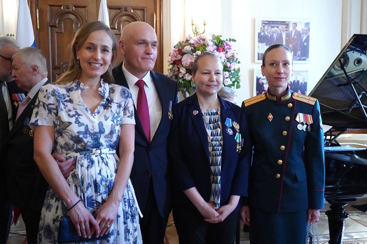 PHChess's tweet image. Dear @FIDE_chess,

Gunina has appeared with Russian🇷🇺 military in uniform at a chess event in Moscow.

Why do FIDE allow that?

Just a few days ago, a 9-year old Ukrainian🇺🇦 Chess playing girl died, hit by a Russian missile. 

Fired by exactly Russian 🇷🇺 soldiers in uniform.