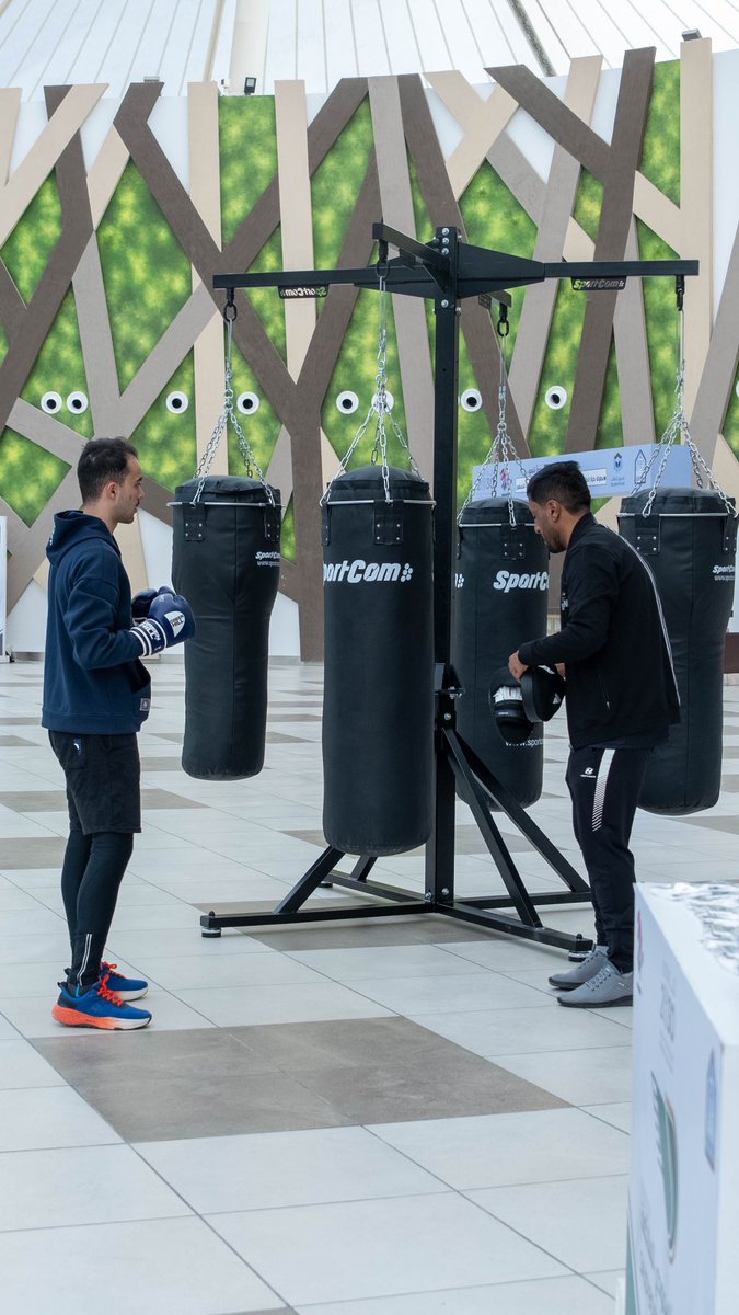 Saudi_Boxing_F's tweet photo. #جربها 
في جامعة الإمام محمد بن سعود الإسلامية🥊🔥

📍 الاتحاد السعودي للملاكمة نظم فعالية “جربها” في جامعة الإمام محمد بن سعود الإسلامية ضمن مهرجان الجامعة الرياضي 2025، بحضوروكيل الجامعة للشؤون التعليمية د.عبدالله بن عبدالرحمن الاسمري وعميد شؤون الطلاب د.عبدالرحمن بن محمد الخراشي حيث شهدت الفعالية حماسًا وتفاعلًا كبيرًا من الطلاب ومنسوبي عمادة شؤون الطلاب، بمشاركة 300 طالب وطالبة، مما يساهم في نشر ثقافة الملاكمة وتعريف الطلاب بها من خلال تجربة “ملاكمة دون احتكاك” بأسلوب آمن وممتع.

حيث عبروا الطلاب عن حماسهم واستمتاعهم بالتجربة الفريدة، فيما أشاد منسوبو عمادة شؤون الطلاب بمستوى التنظيم والتفاعل الكبير الذي شهدته الفعالية، مؤكدين على دورها في تعزيز النشاط الرياضي داخل الحرم الجامعي.

@IMSIU_SD 
@IMSIU_edu_sa