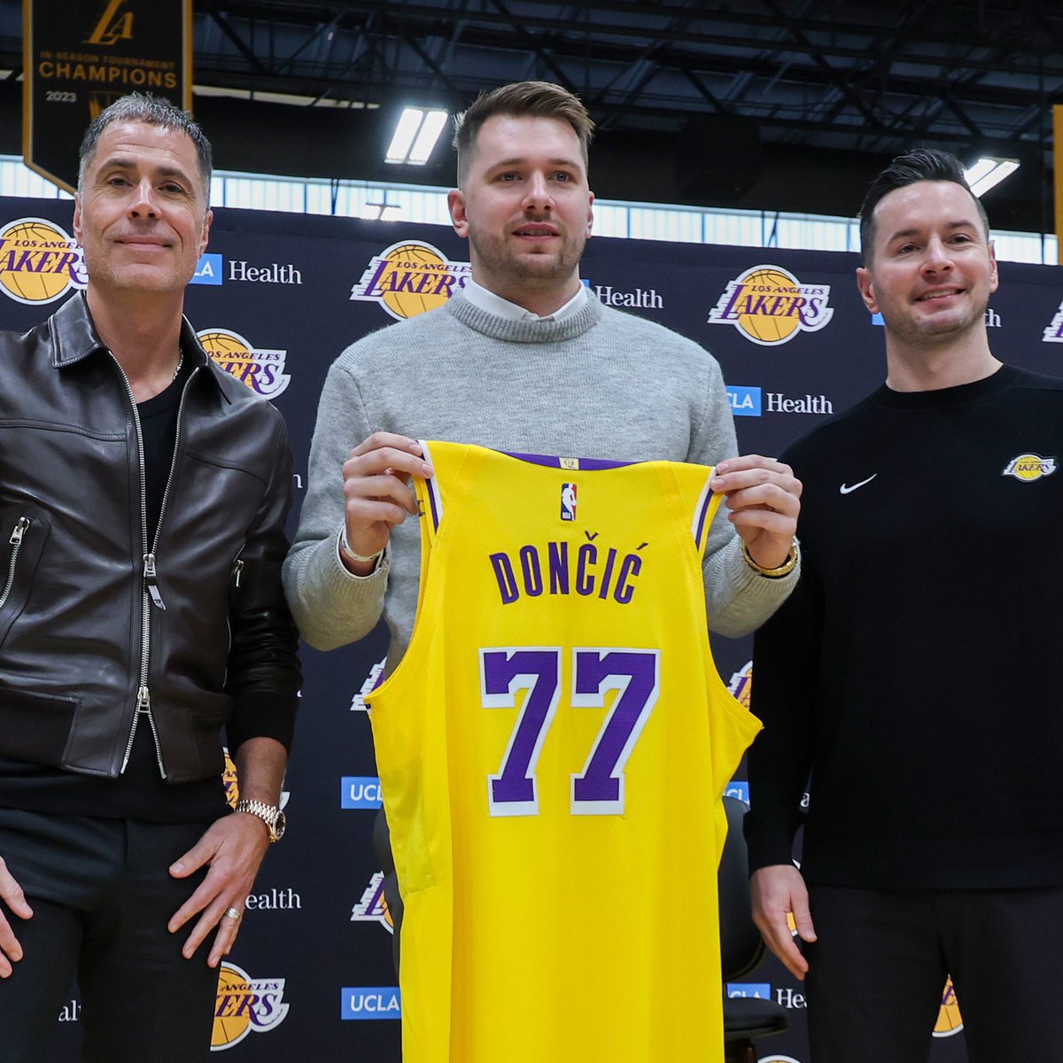 Luka Doncic acaba de ser presentado como nuevo jugador de Los Ángeles Lakers

En este hilo os dejo sus momentos más destacados de la rueda de prensa donde ha hablado de su traspaso y de cómo lo ha vivido 

🧵👇🏻