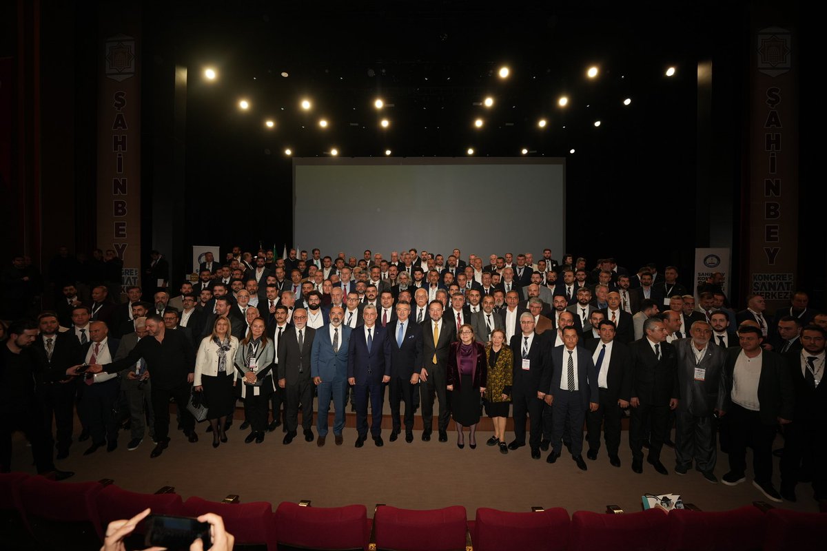 Türkiye-Suriye İktisadi İş Birliği Zirvesi, panel oturumunun ardından aile fotoğrafı ile son buldu.

900’den fazla Türk, 500’den fazla Suriyeli iş adamının katılımlarıyla gerçekleşen Zirve, 107 B2B masa görüşmesi ve 99 stantlı fuar alanıyla ticari ilişkilerin gelişmesinde önemli