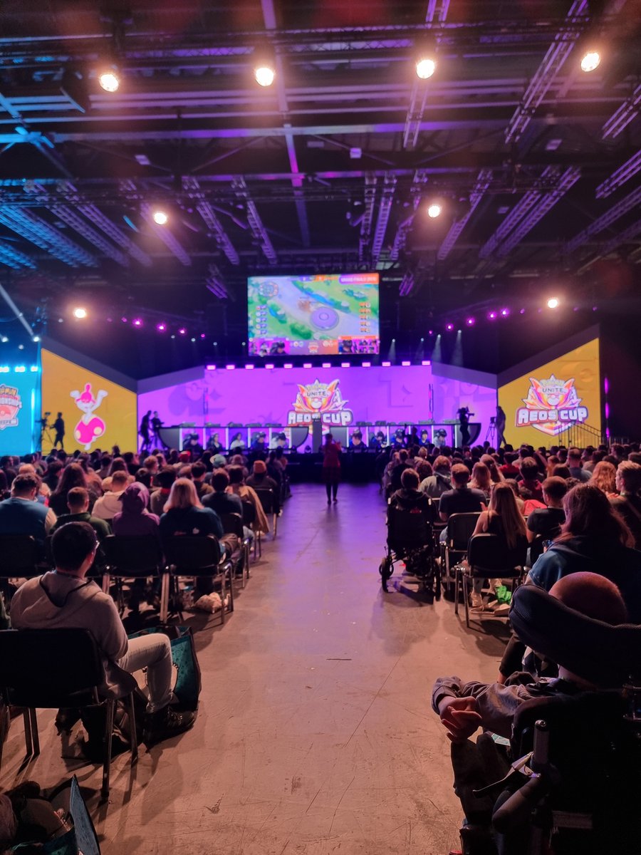 Je vais SIGNER DES DÉDICACES au + GRAND ÉVÉNEMENT OFFICIEL POKÉMON D'EUROPE 😱 #Sponsorisé

Cette année, je me rends pour la 3ᵉ fois aux Championnats Internationaux Pokémon d’Europe !

Quatre compétitions parallèles : le Jeu de Cartes, le Jeu Vidéo, Pokémon GO et Pokémon Unite,