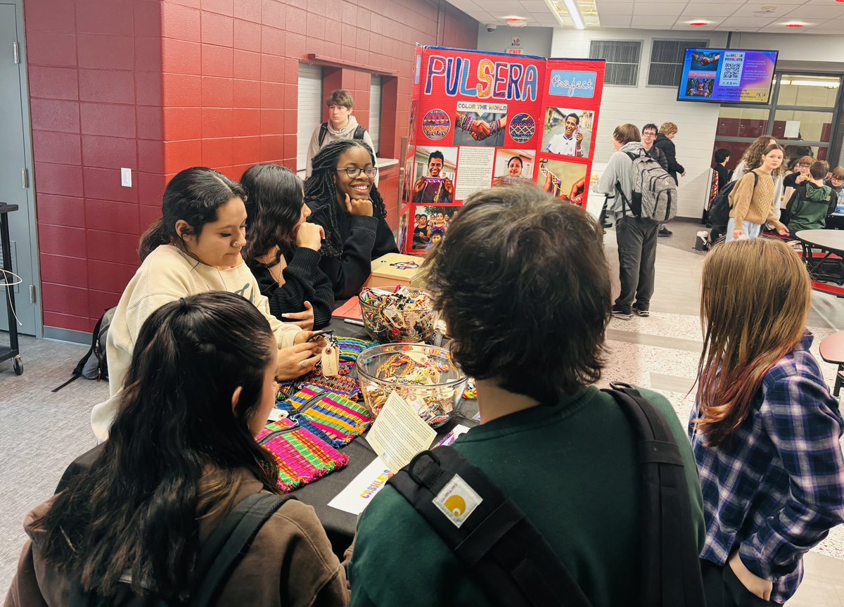 ProfeGarcia117's tweet photo. Part 2: #LosSequoits running #PulseraProject fundraiser during lunch hours. My favorite part is that friends and others wanted to get involved to help the cause as well! Really filled my heart. Proud of these guys! #SequoitPride https://t.co/sGaqHp2sx2