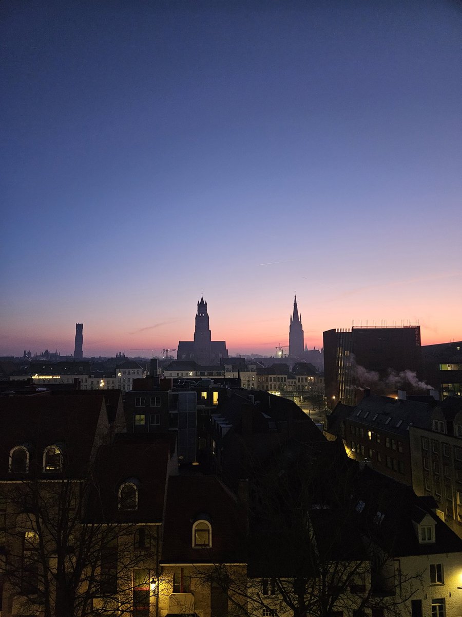 Had the best time at <a href="/Etmaal2025/">Etmaal2025 - etmaal2025.bsky.social</a> ✨️ Got to present our collaborative citizen science study on social media influencers' socio-political content ♻️🏳️‍🌈🗳
Cheers also to this amazing KU Leuven team for their efforts in putting together a successful conference!!