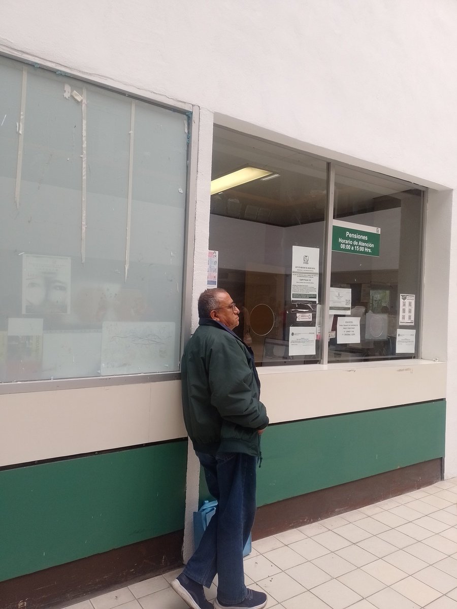 nutrielena's tweet photo. @GobCDMX @Tu_IMSS #Pensiones así se trabaja en la clínica 94 de IMSS. Los derechohabientes llegaron 4 am para formarse y hacer sus trámites 12:25 y no hay atención por falta de sistema. Que está pasando con el apoyo a adultos mayores https://t.co/LpEsHxFEja