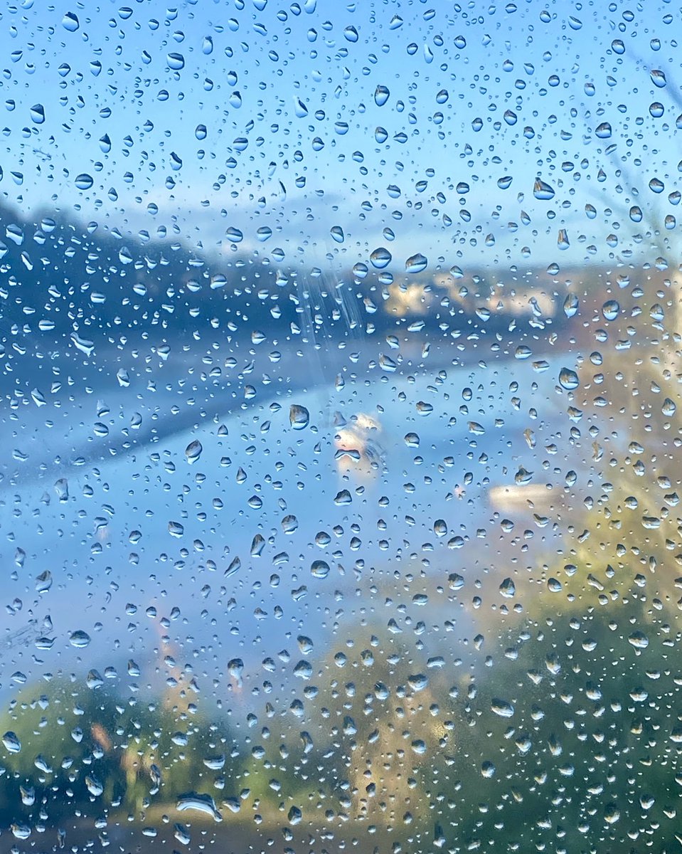thesilvervoice's tweet image. A day of sunshine and showers! #RoomWithView