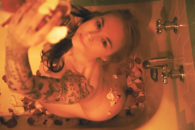 Watch Sarah Vandella's leaked NSFW photo on TwXstars