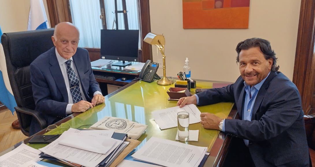 GustavoSaenzOK's tweet photo. En Buenos Aires, me reuní con el Procurador General de la Nación, Eduardo Casal, a quien solicité la designación de más fiscales federales en nuestra provincia.

La implementación del sistema acusatorio en Salta, junto con el #PlanGüemes, ha incrementado significativamente la cantidad de casos, procedimientos y audiencias. Nuestra ubicación estratégica, con tres fronteras internacionales, nos enfrenta a desafíos como el narcotráfico, la trata de personas y los delitos económicos.

Más operativos policiales significan más investigaciones y audiencias, lo que genera la necesidad de la designación de más fiscales para afrontar estos casos con mayor celeridad y poder brindarle a nuestra gente respuestas rápidas a las cuestiones de inseguridad.

@FiscalesGobAr