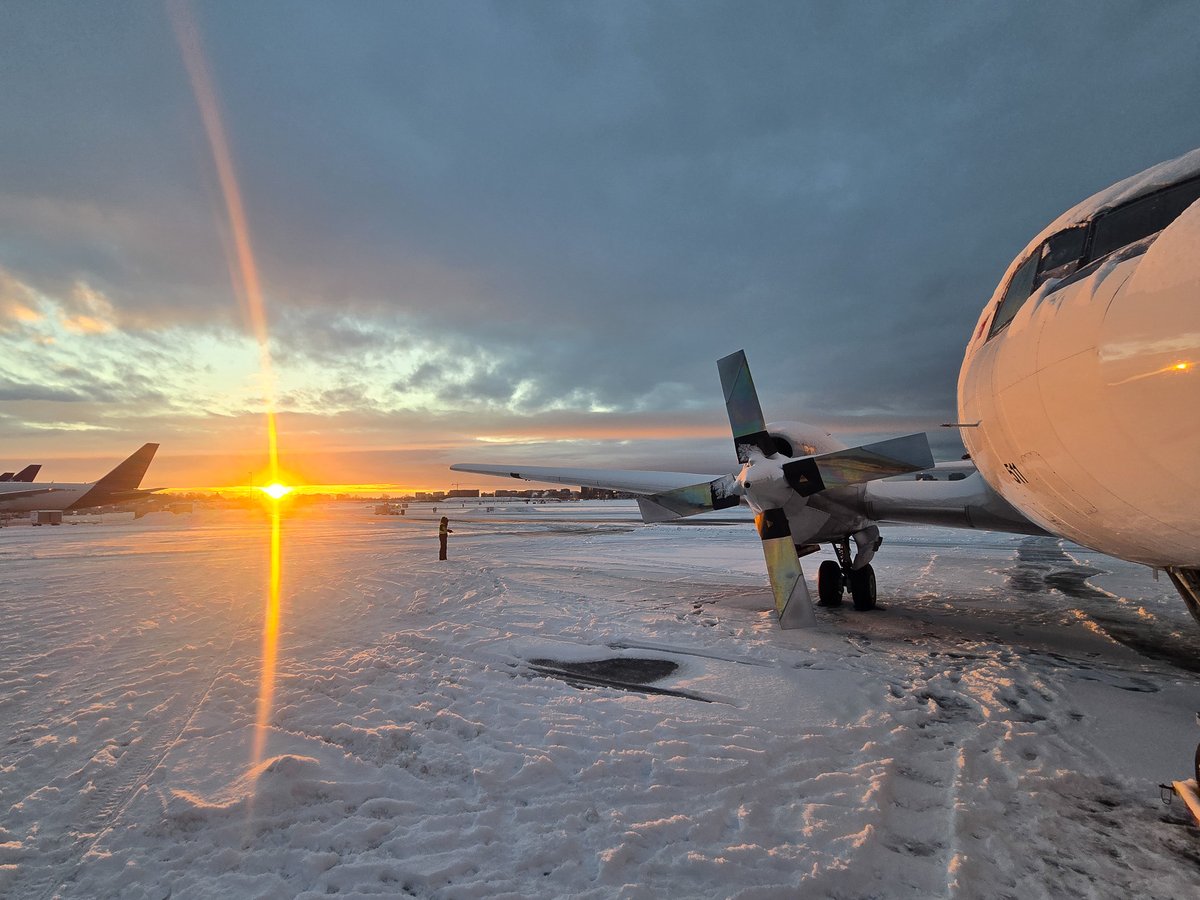Snowy #Convair pushbacks today in #YVR.

📷: Nikolas VanWissen

#aviation #planespotting