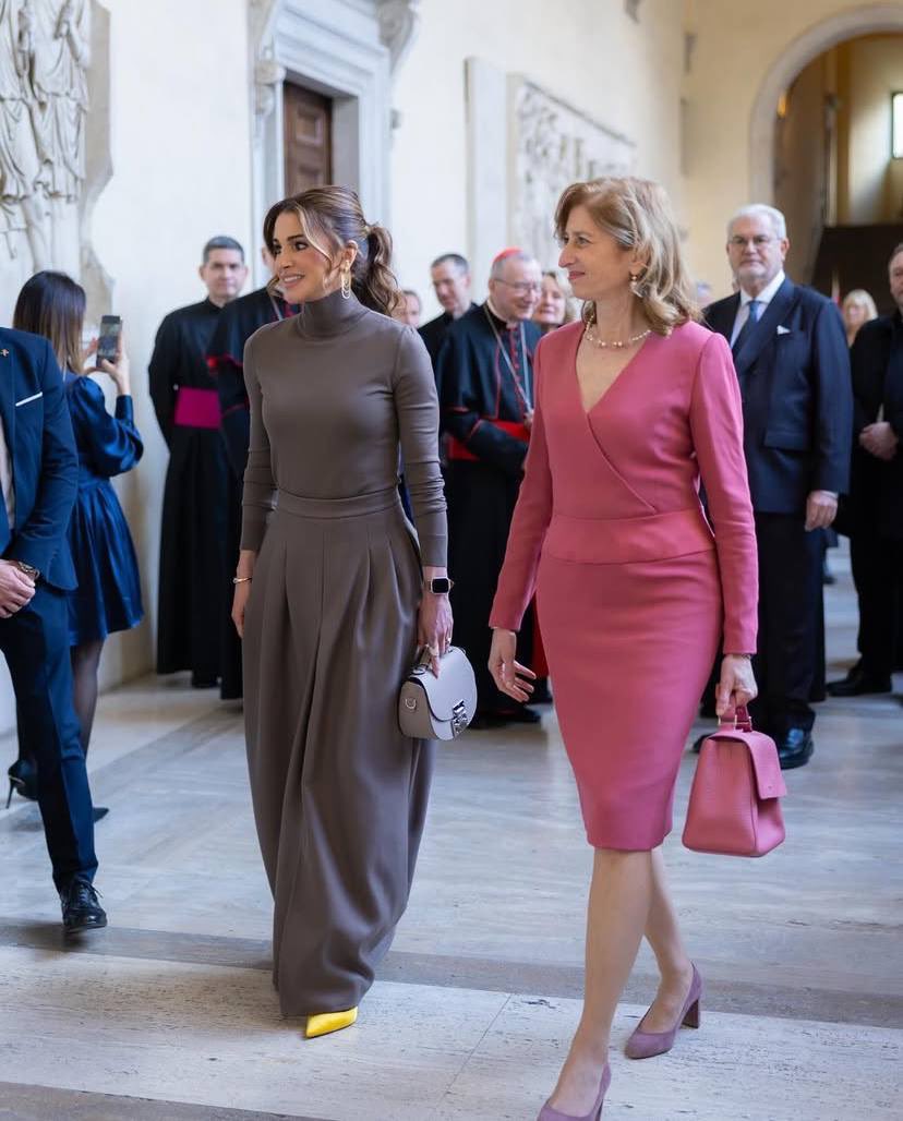 agedorgallery's tweet photo. Queen Rania's Roman holiday continues.
Today, together with the First Lady of Italy, she opened the exhibition "Jordan: The Dawn of Christianity."
#QueenofJordan #FirstLady #QueenRania #romanholiday #royals #agedor https://t.co/Gxi1mBBYWW