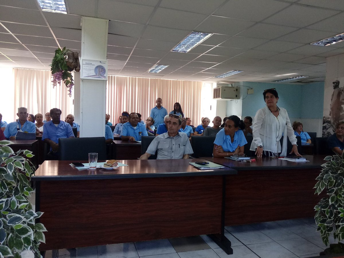 Cristinalbcuba's tweet photo. Participamos en reunión de balance de Droguería Habana, una institución vital para el SNS, con grandes retos en el 2025. #CubaPorLaVida https://t.co/2epQepp0xu