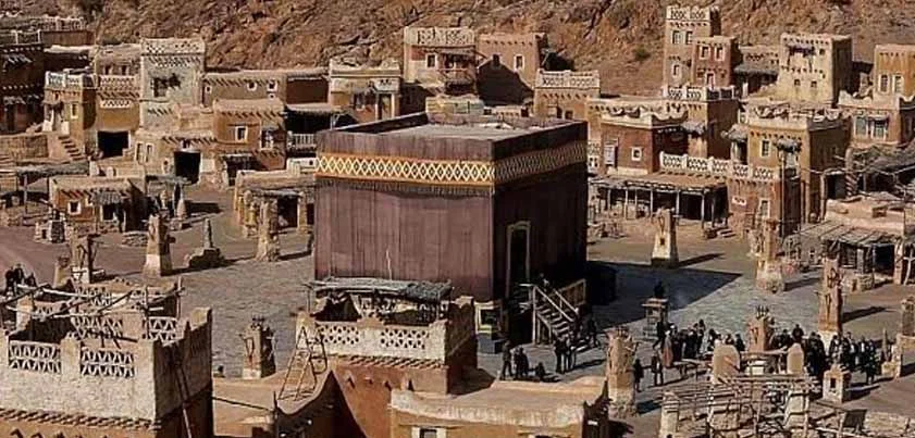 m_sajid113344's tweet photo. مکہّ میں ابوسفیان بہت بے چین تھا ،" آج کچھ ھونے والا ھے " ( وہ بڑبڑایا ) اسکی نظر آسمان کی طرف باربار اٹھ رہی تھی ۔اسکی بیوی " ھندہ " جس نے حضرت امیر حمزہ کا کلیجہ چبایا تھا اسکی پریشانی دیکھ کر اسکے پاس آگئی تھی
" کیا بات ھے ؟ ��یوں پریشان ھو ؟ "
" ہوں ؟ " ابوُ سُفیان چونکا ۔ کُچھ نہیں ۔۔ " طبیعت گھبرا رھی ھے میں ذرا گھوُم کر آتا ھوُں " وہ یہ کہہ کر گھر کے بیرونی دروازے سے باھر نکل گیا۔
مکہّ کی گلیوں میں سے گھومتے گھومتے وہ اسکی حد تک پہنچ گیا تھا
اچانک اسکی نظر شہر سے باھر ایک وسیع میدان پر پڑی ،
ہزاروں مشعلیں روشن تھیں ، لوگوں کی چہل پہل انکی روشنی میں نظر آرھی تھی
اور بھنبھناھٹ کی آواز تھی جیسے سینکڑوں لوگ دھیمی آواز میں کچھ پڑھ رھے ہوں
اسکا دل دھک سے رہ گیا تھا ۔۔۔👇