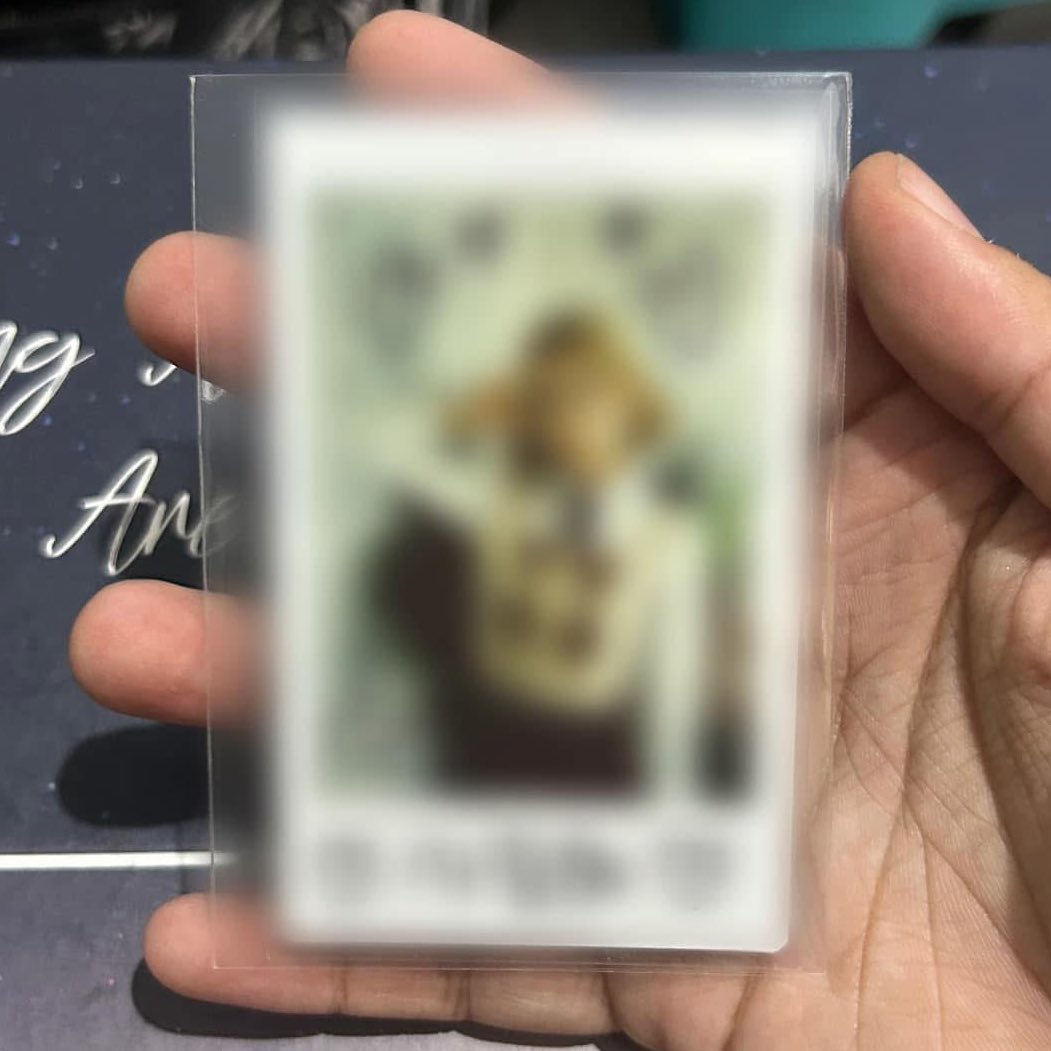 dprjhoanna's tweet photo. anyone interested in huiyeon's hand-signed polaroid? it's from the very first season's greetings. dm me! https://t.co/ePa2iyZil8