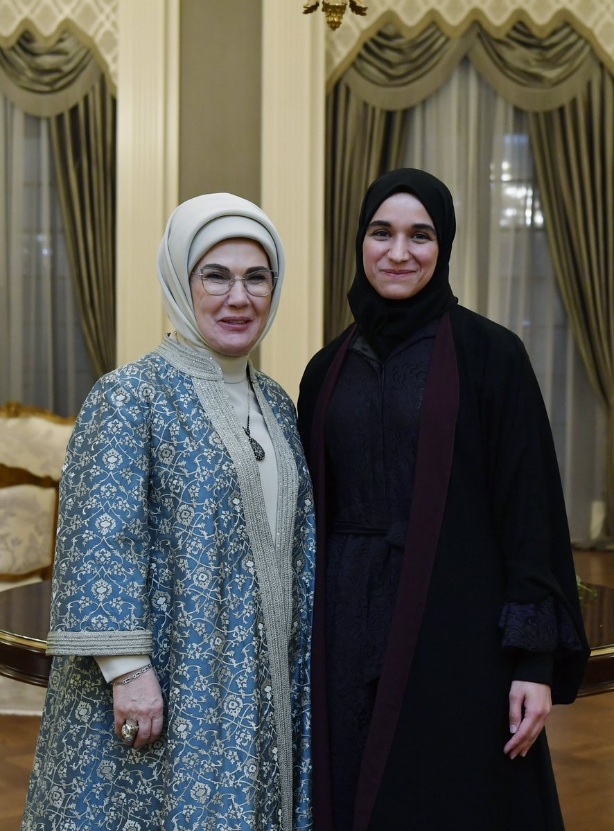 EmineErdogan's tweet photo. Bugün ülkemize resmi ziyarette bulunan Suriye Arap Cumhuriyeti Cumhurbaşkanı’nın değerli eşi Latife El Durubi Hanımefendi’yi ağırlamaktan büyük mutluluk duydum.

İnsani yardımlar, toplumsal dayanışma, kadınların güçlendirilmesi ve eğitimin rolü gibi birçok önemli konuyu konuşma fırsatı bulduk. 

Bilhassa, dünyanın her yerinde savaştan en çok zararı gören kadın ve çocuklar için birlikte atabileceğimiz adımları görüştük.  

Suriye’nin yeniden inşası ve yaraların sarılma sürecinde eskiden olduğu gibi bugün de Suriye halkının yanında olduğumuzu belirttim. 

Barış ve istikrarın hâkim olduğu bir geleceğin ortak bir çabanın eseri olduğuna inanıyor, bu yolda atılacak her adımın bölge halkı için kalıcı bir umut olmasını temenni ediyorum.