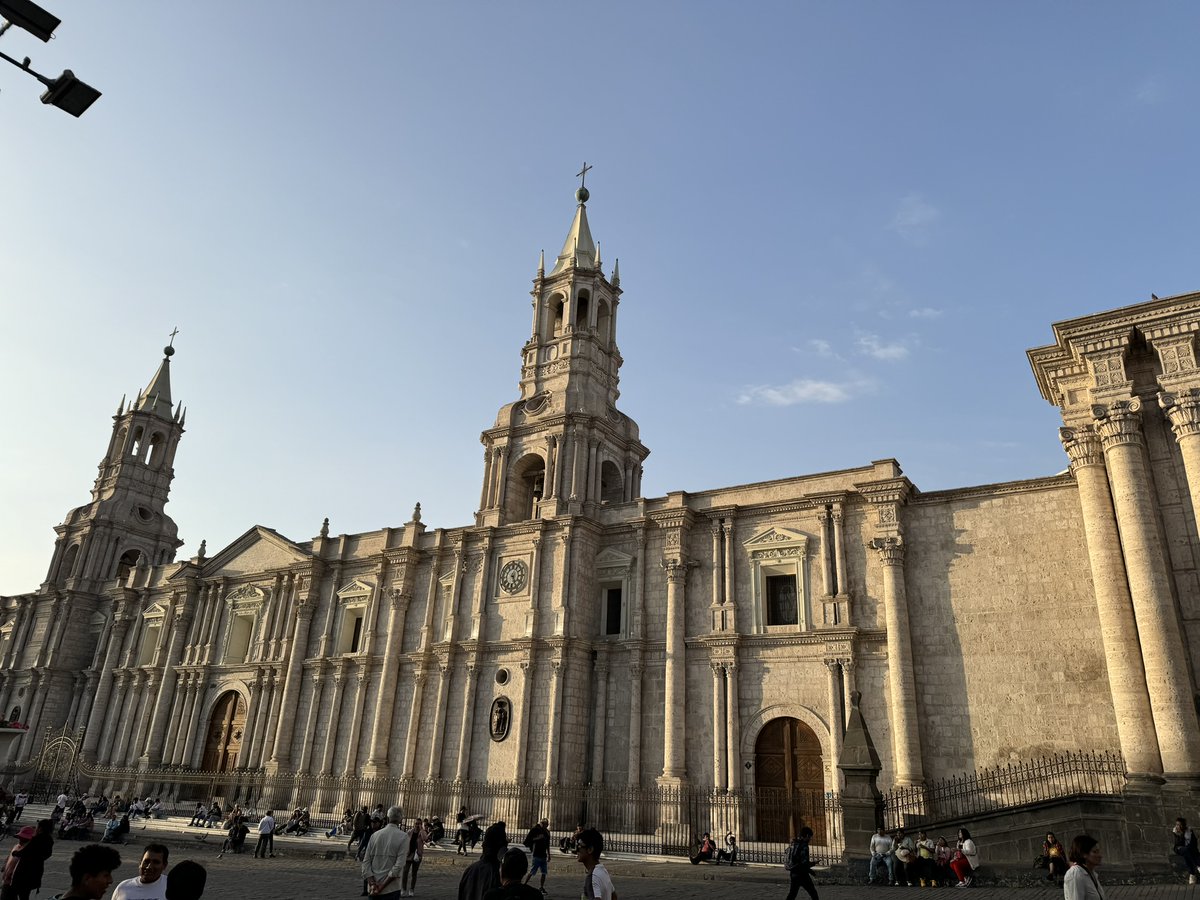 HelloP86148's tweet photo. Entdecke Arequipa, die Weiße Stadt
🏛️✨Arequipa erwartet dich mit beeindruckender kolonialer Architektur, dem atemberaubenden Colca-Canyon und dem majestätischen Vulkan Misti.
🌞 Geschichte, Abenteuer und Gastronomie in einem einzigen Reiseziel.
#Arequipa #WeißeStadt https://t.co/zBji0kjl5G