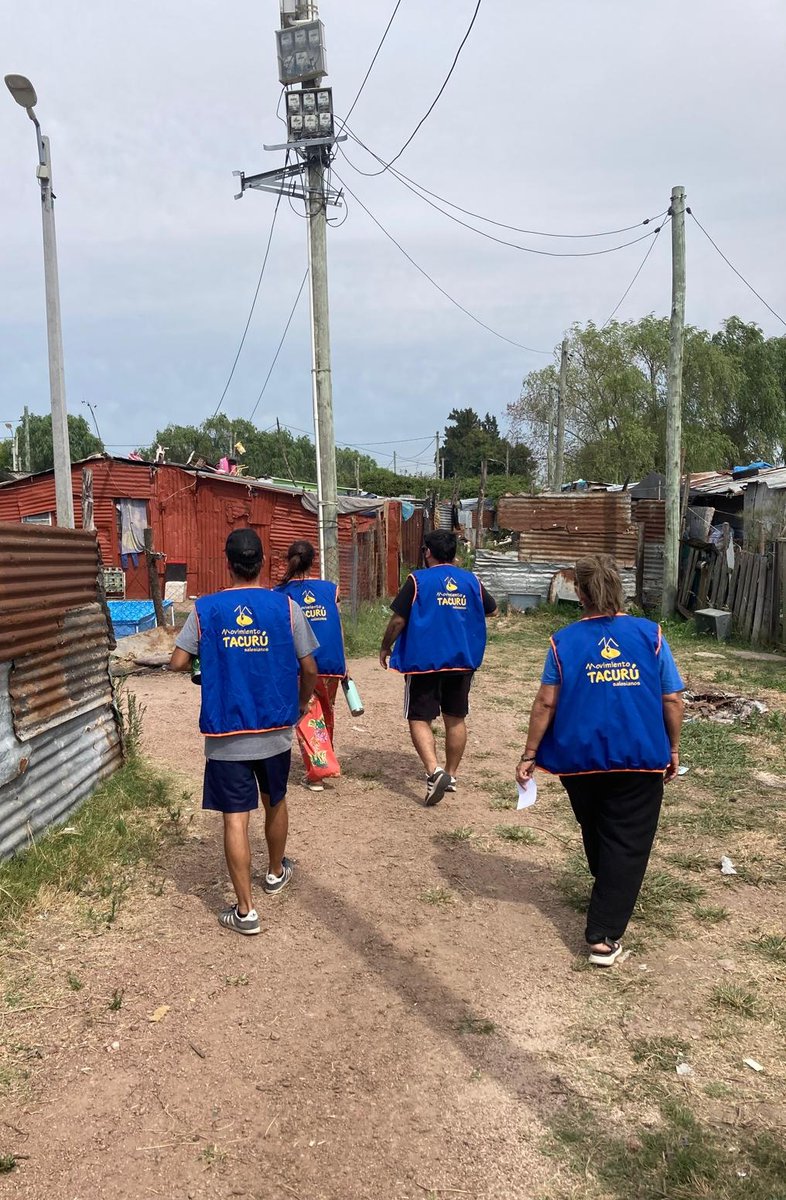 Educadores/as de Tacurú yendo al barrio, camino a buscar e invitar a los gurises, comienza el año, comienzan los Proyectos y vamos al encuentro... 

Foto: Proyecto Casa joven

<a href="/salesianosuy/">salesianosuy</a>