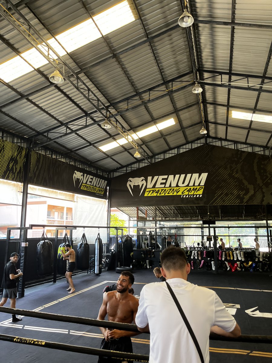 Début janvier, j'ai eu la chance de partir en Thaïlande avec Diego et Aubin pour tourner une vidéo où ils apprennent le Muay Thaï 🥊

Pour une fois, on a essayé de faire un contenu plus "sérieux" que ce qu'on a l'habitude de faire ;) 

Le lien : youtu.be/m4zh_NvumRc