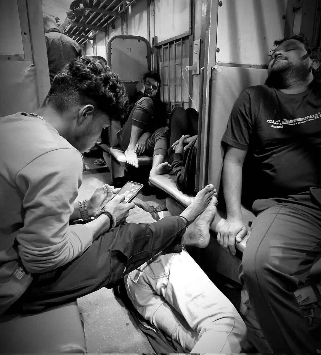 talktosubhransu's tweet image. #LastLocal 🚇 

#trainjourney  @trainphotonews #NightJourney