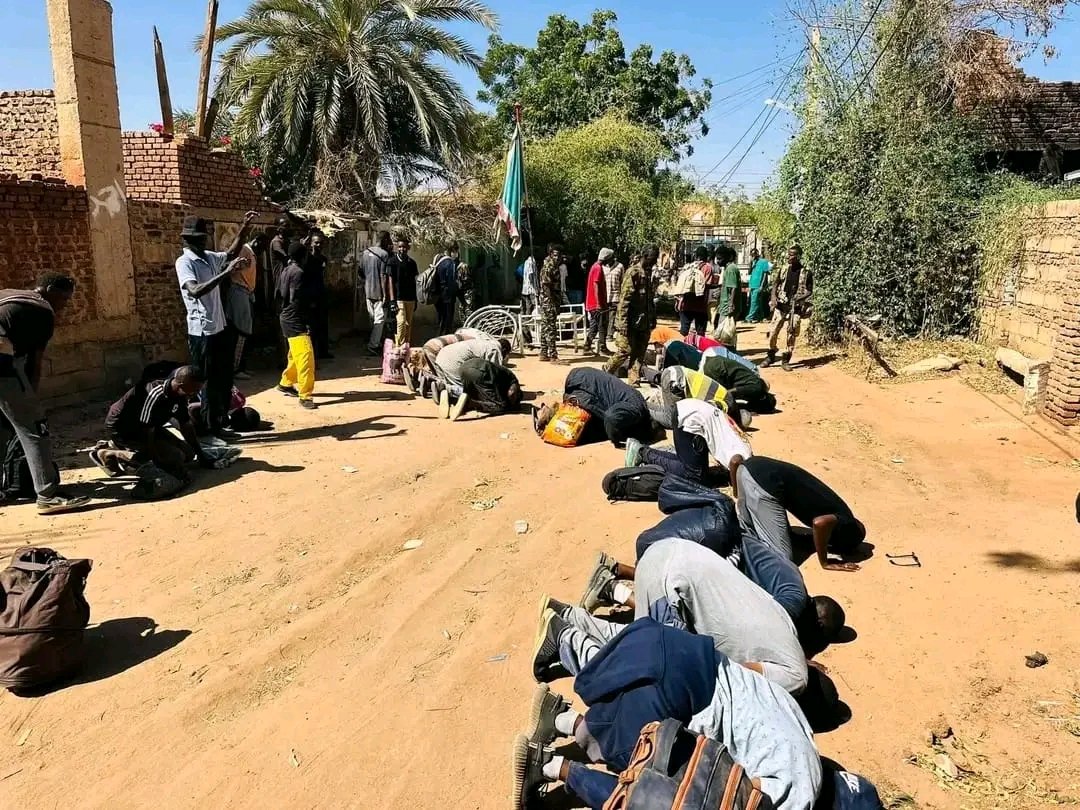 w9ffi's tweet image. سجدة شكر من أهالي شمبات بعد عودتهم لأراضيهم ومنازلهم
الحمد لله الذي صدق وعده ونصر جنده وهزم الأحزاب وحده
الحمد لله حمد الشاكرين الذاكرين حمداً كثيراً طيباً مباركاً فيه
شمبات حرة بفضل الله ثم عزم الجنود
وقريباً الخرطوم وكامل الوطن الكبير❤️