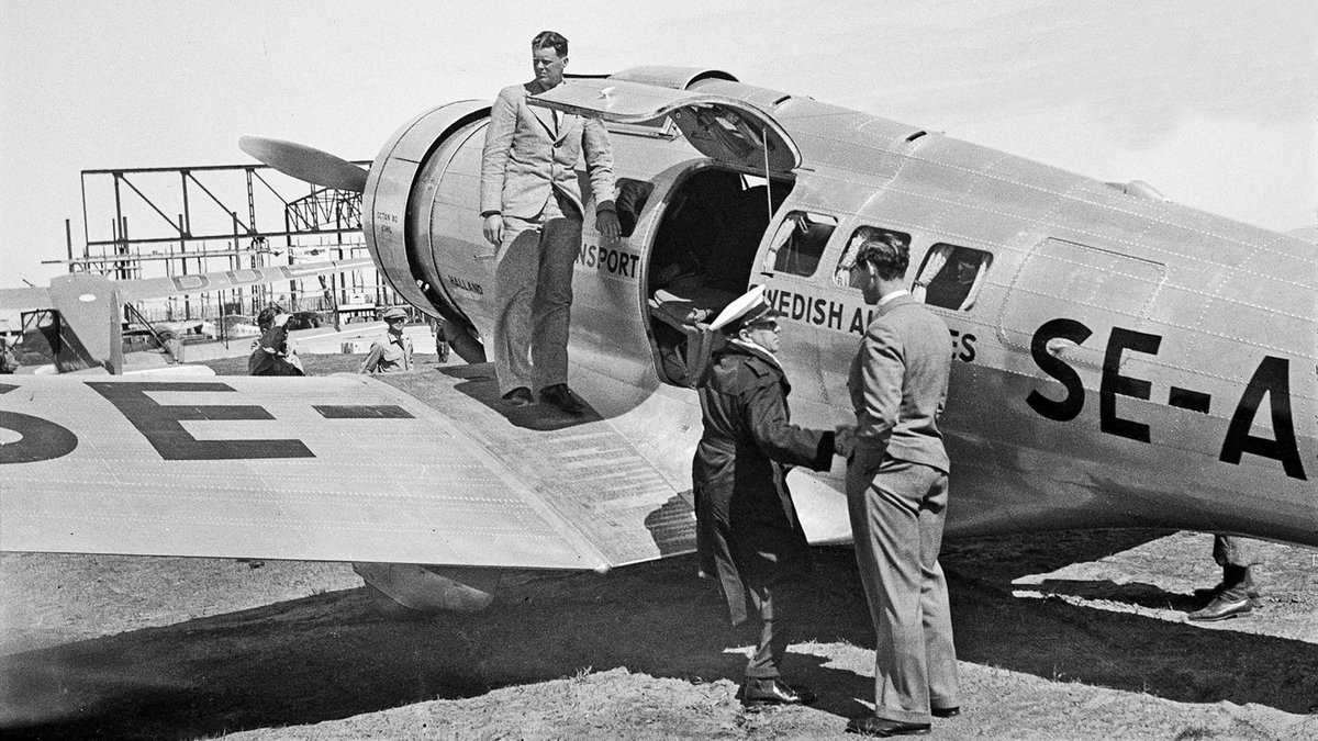 VicAlbert11's tweet image. AB Aerotransport (Swedish Airlines) Northrop Delta 1C, SE-ADI &apos;Halland&apos; at the opening of Stavanger-Sola airport, Norway in May 1937. Pilot Karl Gunnar Lindner and Norwegian aviator Viggo Widerøe shaking hands.📷 AB Aerotransport.