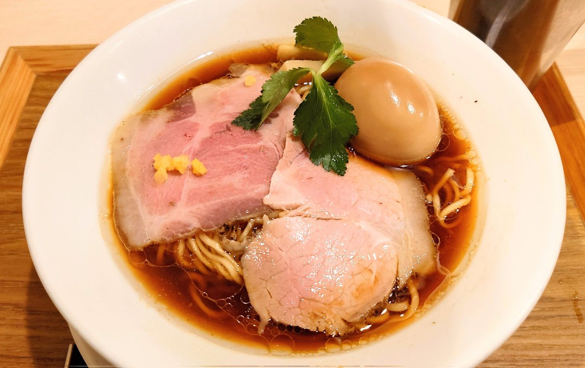 Paderewski3331's tweet image. #なにわ麺次郎然 の地鶏醤油ラーメンいただきました🍜
醤油と比内地鶏のコクと旨味が凝縮された奥深い味わいのスープに麺がめっちゃ絡みます!!
チャーシューはレアと炙りの2種類とも美味しかったし味玉は半熟とろ〜りで味の染み具合も最高でした🤤
#なにわ麺次郎 #ラーメン
#梅田グルメ #阪神梅田本店