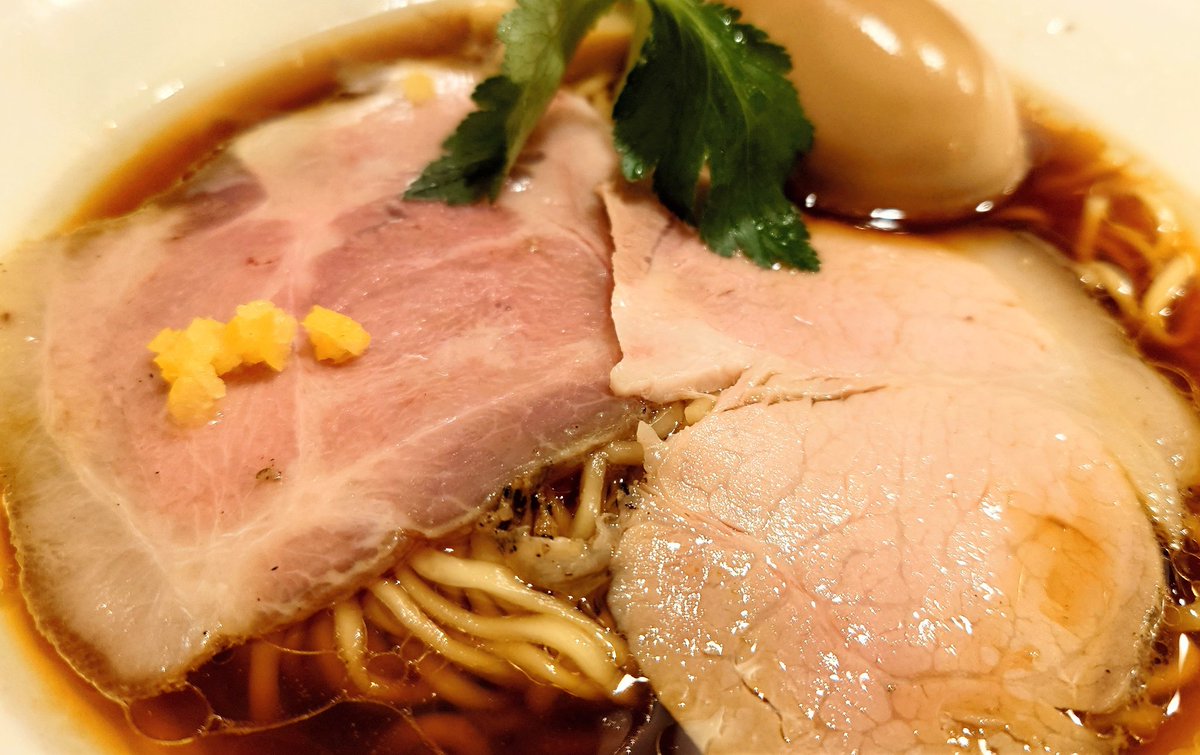 Paderewski3331's tweet image. #なにわ麺次郎然 の地鶏醤油ラーメンいただきました🍜
醤油と比内地鶏のコクと旨味が凝縮された奥深い味わいのスープに麺がめっちゃ絡みます!!
チャーシューはレアと炙りの2種類とも美味しかったし味玉は半熟とろ〜りで味の染み具合も最高でした🤤
#なにわ麺次郎 #ラーメン
#梅田グルメ #阪神梅田本店