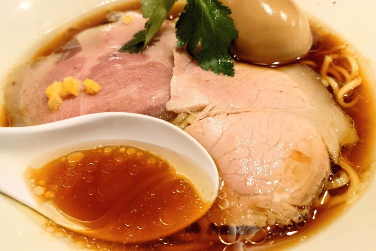 Paderewski3331's tweet image. #なにわ麺次郎然 の地鶏醤油ラーメンいただきました🍜
醤油と比内地鶏のコクと旨味が凝縮された奥深い味わいのスープに麺がめっちゃ絡みます!!
チャーシューはレアと炙りの2種類とも美味しかったし味玉は半熟とろ〜りで味の染み具合も最高でした🤤
#なにわ麺次郎 #ラーメン
#梅田グルメ #阪神梅田本店