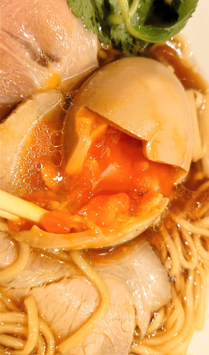 Paderewski3331's tweet image. #なにわ麺次郎然 の地鶏醤油ラーメンいただきました🍜
醤油と比内地鶏のコクと旨味が凝縮された奥深い味わいのスープに麺がめっちゃ絡みます!!
チャーシューはレアと炙りの2種類とも美味しかったし味玉は半熟とろ〜りで味の染み具合も最高でした🤤
#なにわ麺次郎 #ラーメン
#梅田グルメ #阪神梅田本店