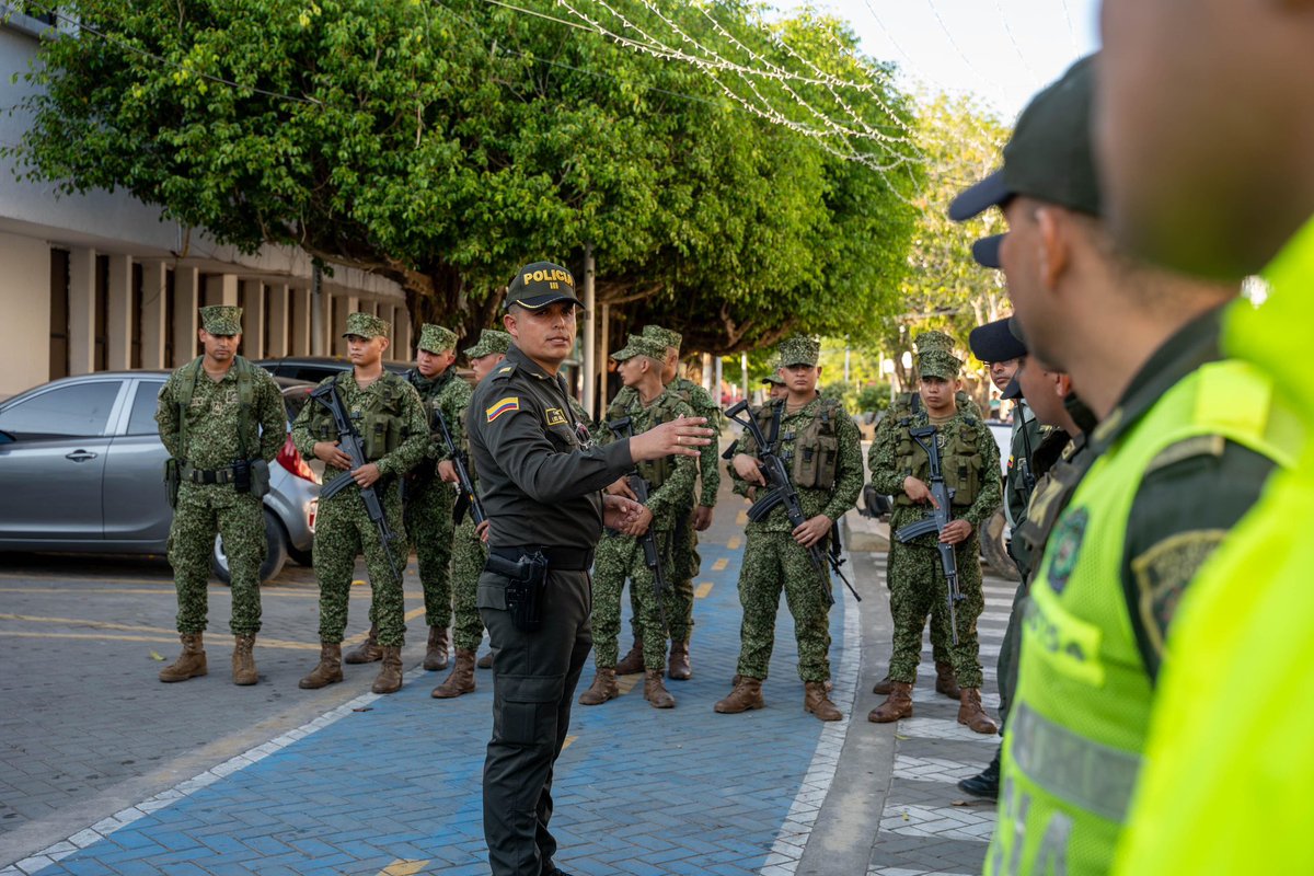 AlcaldiaLorica's tweet photo. Avanzamos en nuestra apuesta de transformación del espacio público de la zona céntrica. Por eso, se llevó a cabo una intervención de inspección, vigilancia y control de la Plaza Marcial Alegría, enmarcado en la estrategia #PlanCentro https://t.co/cqrHIqUnmv