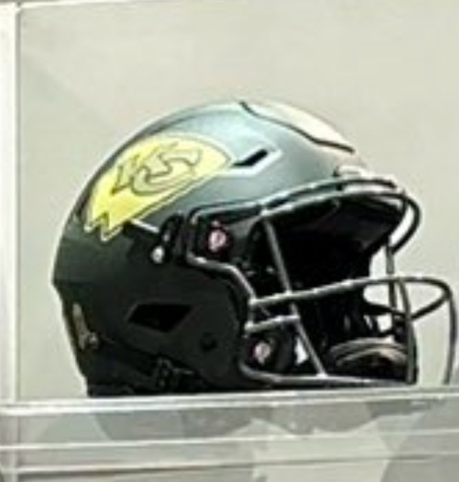 MLFootball's tweet photo. 🚨LEAKED: The potential new Kansas City #Chiefs helmet for the 2025 #NFL  season.

👀👀👀 

We have never seen anything like this before… https://t.co/T9VZomvF7L