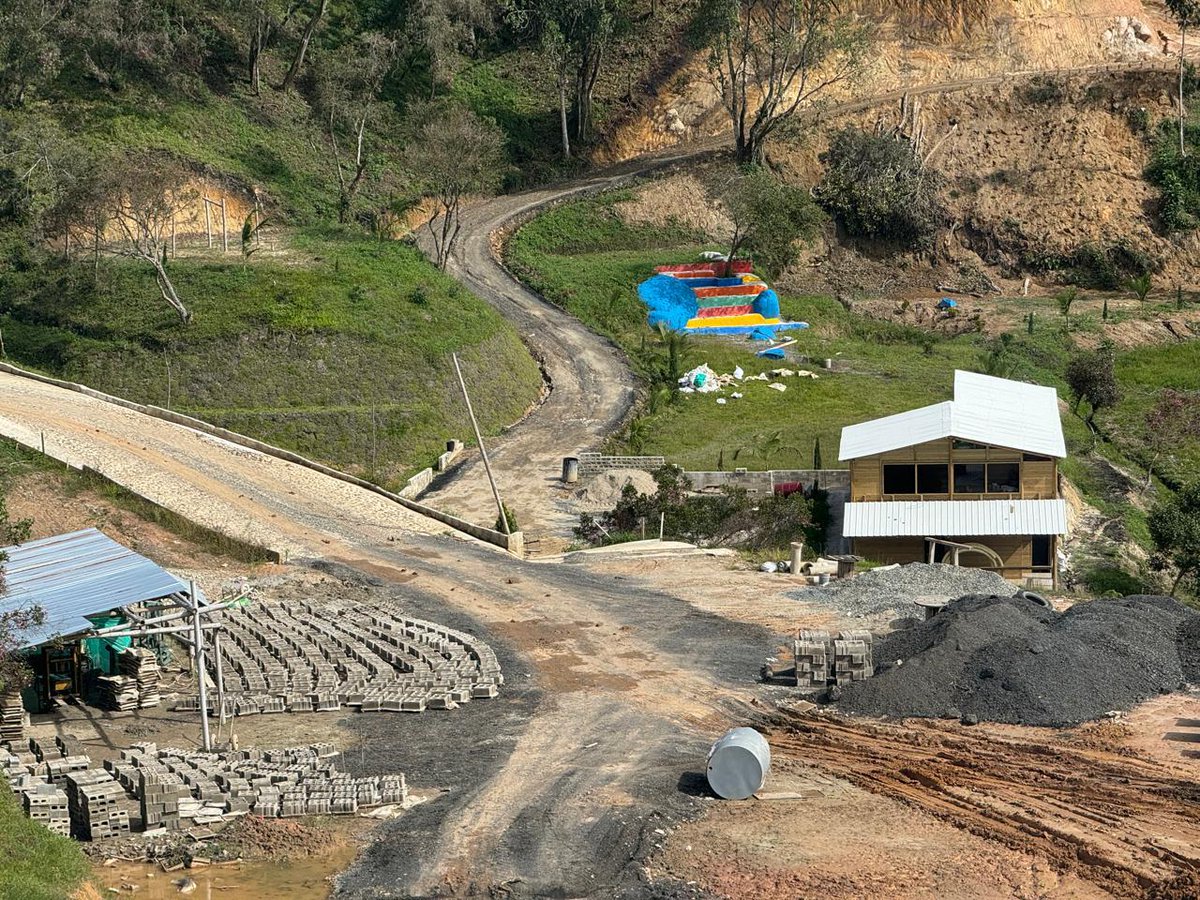 OrienteseTV's tweet photo. #SOS A las vías de una finca privada fue a parar el fresado que #Devimed dono para mejorar las vías rurales de #SanVicenteFerrer en el #OrienteAntioqurño #Antioquis por decisión del Alcalde de @SanVicenteFerr. La @FiscaliaCol y la @PGN_COL han sido informadas de este "PECULADO". https://t.co/MwpndWI4Lv