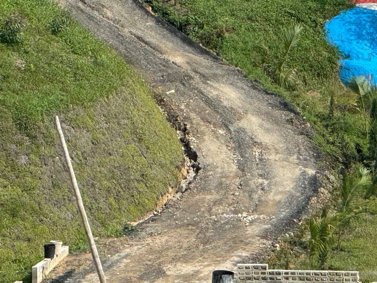 OrienteseTV's tweet photo. #SOS A las vías de una finca privada fue a parar el fresado que #Devimed dono para mejorar las vías rurales de #SanVicenteFerrer en el #OrienteAntioqurño #Antioquis por decisión del Alcalde de @SanVicenteFerr. La @FiscaliaCol y la @PGN_COL han sido informadas de este "PECULADO". https://t.co/MwpndWI4Lv