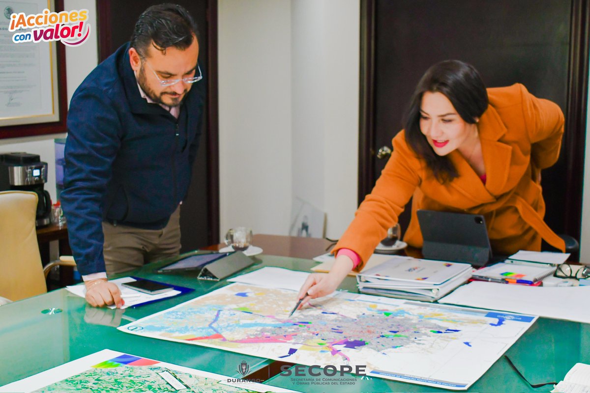 SecopeDurango's tweet photo. ¡𝗘𝗻 𝗲𝗾𝘂𝗶𝗽𝗼 𝗽𝗮𝗿𝗮 𝘂𝗻𝗮 𝗰𝗶𝘂𝗱𝗮𝗱 𝗼𝗿𝗱𝗲𝗻𝗮𝗱𝗮! Nuestra titular Ana Rosa Hernández, se reunió con @ObielDgo, director de @IMPLANDGO, para analizar el avance en el proceso de ordenamiento territorial del municipio capitalino.
#DurangoRenace
#AccionesConValor https://t.co/46WIMqjSr6