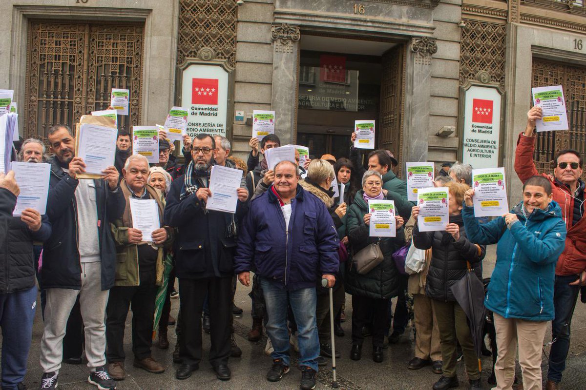 Hoy hemos sido muchas las personas acompañando a vecinas y vecinos de #CañadaReal a reiterar sus solicitudes de legalización de la luz en sus casas ante <a href="/ComunidadMadrid/">Comunidad de Madrid</a> 

Con todo el orgullo por esta lucha humana y cívica, seguimos exigiendo #LuzParaCañada

 #9FTomamosLaCalle