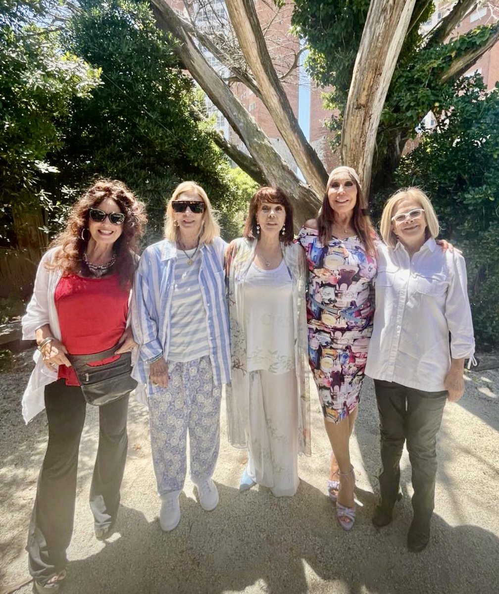 🎂 Luisa Kuliok, Graciela Dufau, Moria Casan y María Leal rodearon a Nora Cárpena en su celebración de este mediodía con motivo de celebrar su cumpleaños número 80.
Al cumplir sus 46 años comenzaba en la misma Mar del Plata el suceso de “Brujas”, 34 años atrás!
