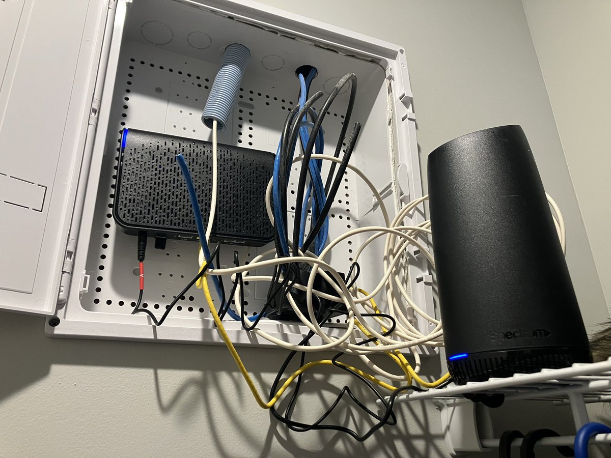 researcher_cvs's tweet image. こないだの停電でWi-Fiも使えなくなりましたが、復旧後も使えなかったので今日は修理をお願いしました。
🇺🇸人らしからぬ予定時刻30分前到着。
ルーター本体が壊れてたみたいだから交換しといたよと。
ちなみに、ルーターは英語だとラウダー（router)みたいな発音になるので注意して下さい☺️