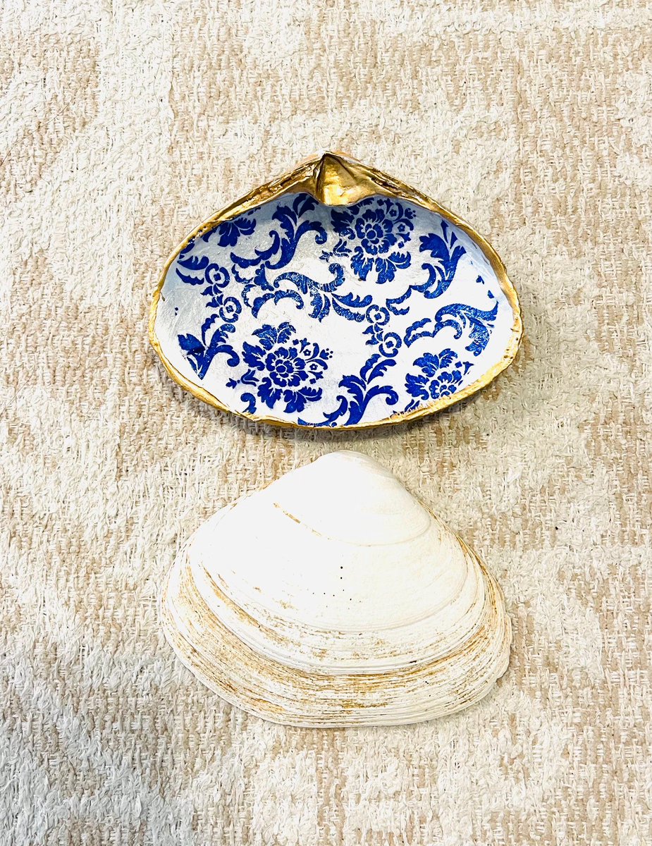 AlicesTreasureb's tweet image. alicesbox.etsy.com/listing/175982… 
#RingDish #BeachHouseDecor #ShellDish #JewelryHolder