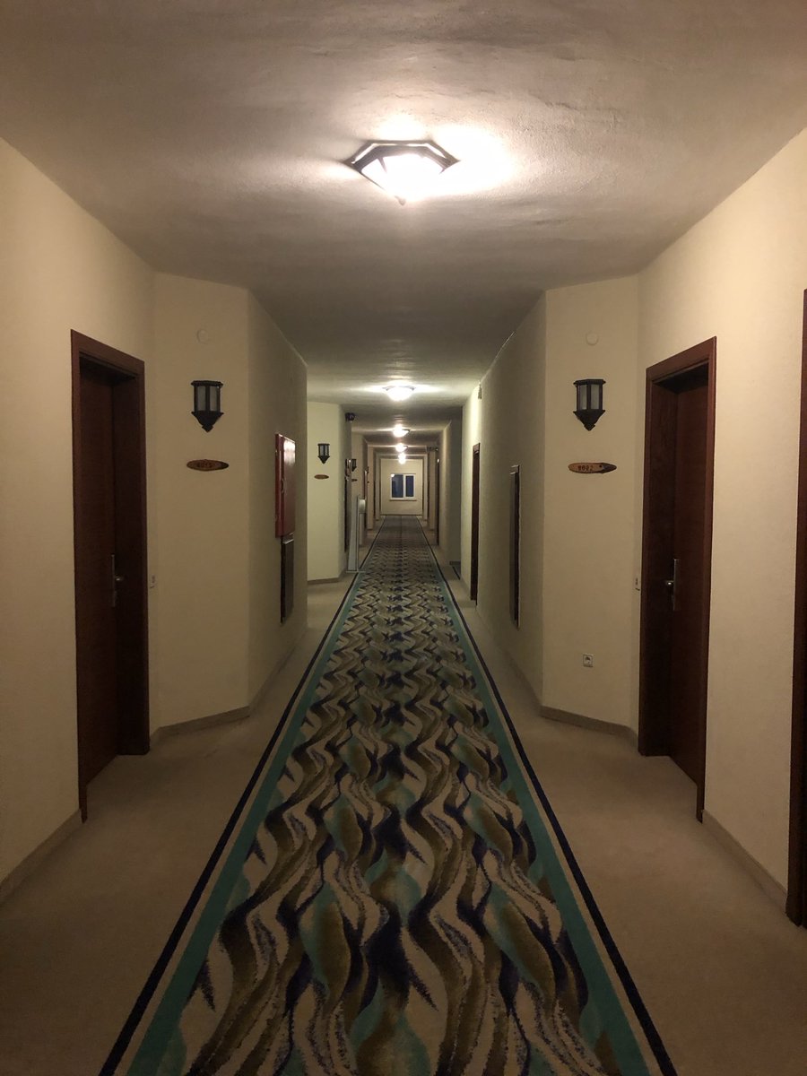 2021’de #Kartalkaya Grand Kartal otelinde kalırken çekmişim fotoğrafı. Hiçbir yönlendirme, dedektör, uyarı veya levha yok. Yangın dolabı varmış ama kim bilir ne durumda. Çok yazık.