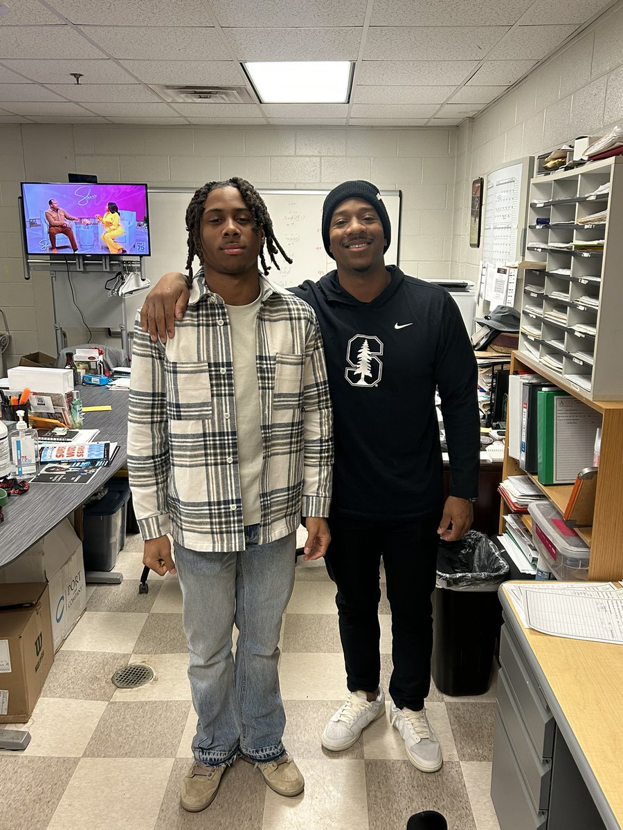 Thank you coach Malcom from Stanford for stopping by Carver-Atlanta!🌲 <a href="/M_80lane/">Malcolm Agnew</a> <a href="/NSC_Football/">Carver-Atlanta FB</a>