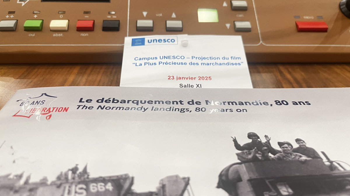A_barbosaDS's tweet photo. Un lieu de paix, de partage, de savoir et de culture ! Merci à Laetitia Rouhaud d’avoir permis aux élèves du ⁦@ClgMagellan⁩ de découvrir l’ ⁦@UNESCO⁩ et ce magnifique film « La plus précieuse des marchandises » ! https://t.co/mXWwXrKCKR