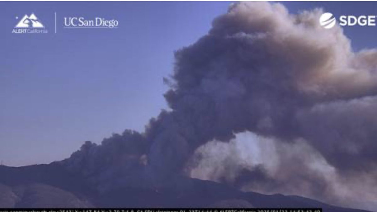codyrodriguez's tweet image. #Border2Fire: A wildfire estimated at 20 acres is well-established and spreading rapidly, with the potential to reach 500 acres. Incident command has requested 2 additional large air tankers, 2 more helicopters, and 1 lead plane per radio traffic. #SanDiego