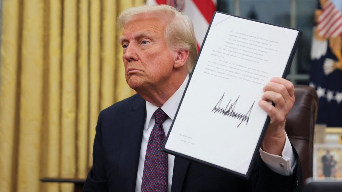 RippleXrpie's tweet photo. Donald Trump met Brad Garlinghouse and Stuart Alderoty a few weeks ago. 

Today, Trump signed executive order promoting crypto, paving way for digital asset stockpile. 

If you still don’t see what is going to happen with #XRP, then I can’t help you anymore. https://t.co/F5IilHzNkN