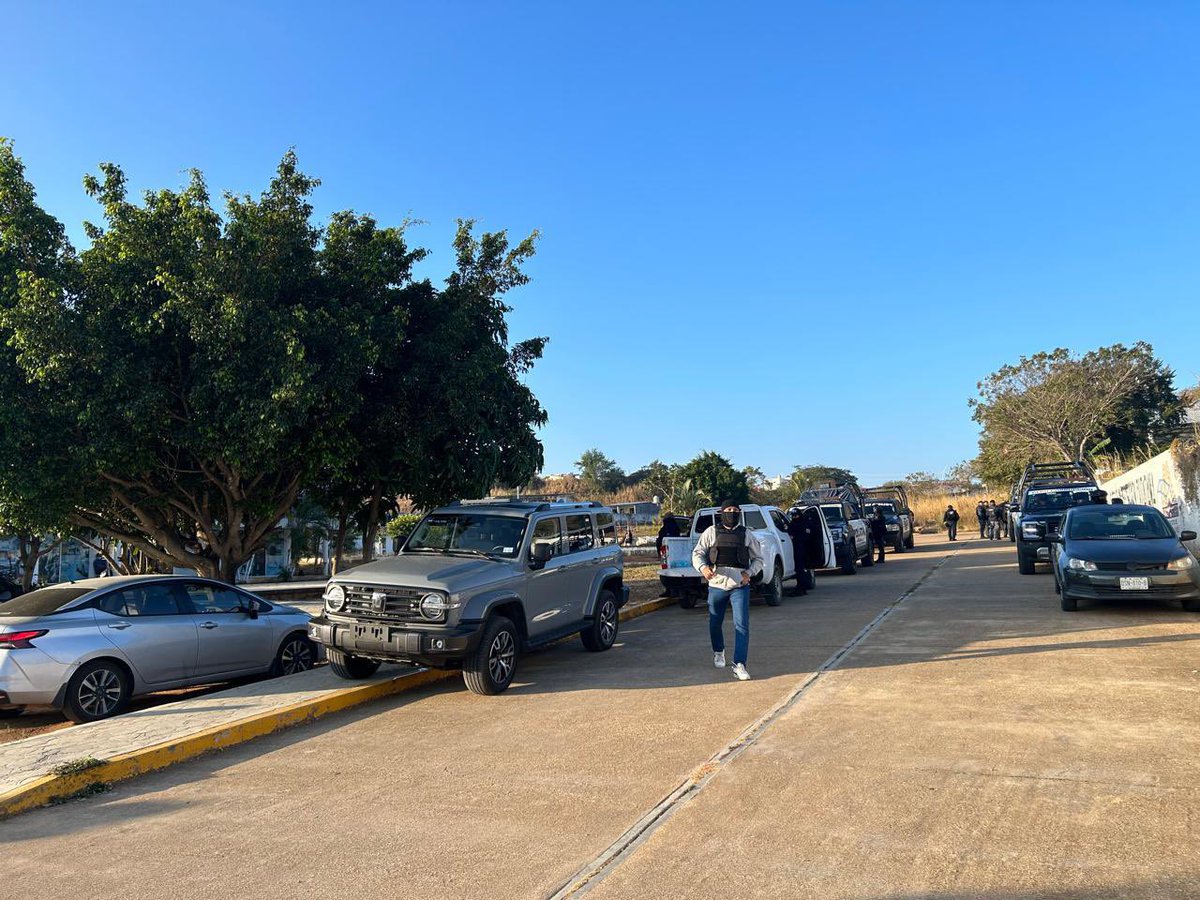 pedrogerardo26's tweet photo. En la zona de la #Frailesca en #Chiapas el crimen organizado se asentó y se posicionó con el contubernio de las autoridades locales, hoy en medio de un fuerte operativo de la @FGEChiapas @sspchiapas y la #fuerzaPakal fueron detenidos una veintena de funcionarios del ayuntamiento de #Villaflores, entre ellos el secretario municipal, el secretario de seguridad pública y varios elementos, están acusados de vínculos con el crimen organizado; Villa Flores es un municipio heredado políticamente de padre a hija, en donde los enfrentamientos, secuestros, robos de vehículos y ejecuciones se incrementaron en los últimos 5 años