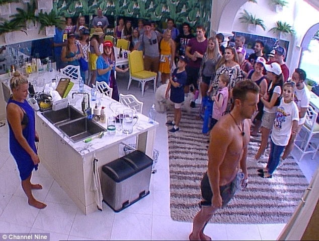 centralreality's tweet photo. 🚨VEM AÍ? A Globo estaria avaliando trazer a dinâmica 'Freeze', da versão gringa do Big Brother, para o #BBB25.

Na dinâmica, todos os participantes precisam ficar CONGELADOS (sem poder se mexer), enquanto um parente ou animal de estimação do brother entra na casa mais vigiada do país.