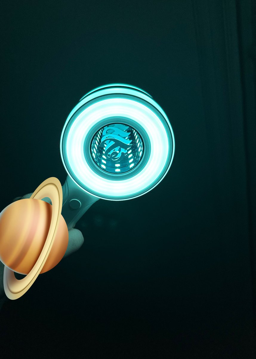 Lunezim's tweet photo. Elektrikler kesilince de faydali cikti dkdkdkdkd ve tabi Dubu nun rengi en iyi aydinlatiyor 🥹 #CandyBong #CandyBongInfinity #TWICE #Lightstick #Dahyun #Mina 🤍🩵 https://t.co/zhVClv9cqa